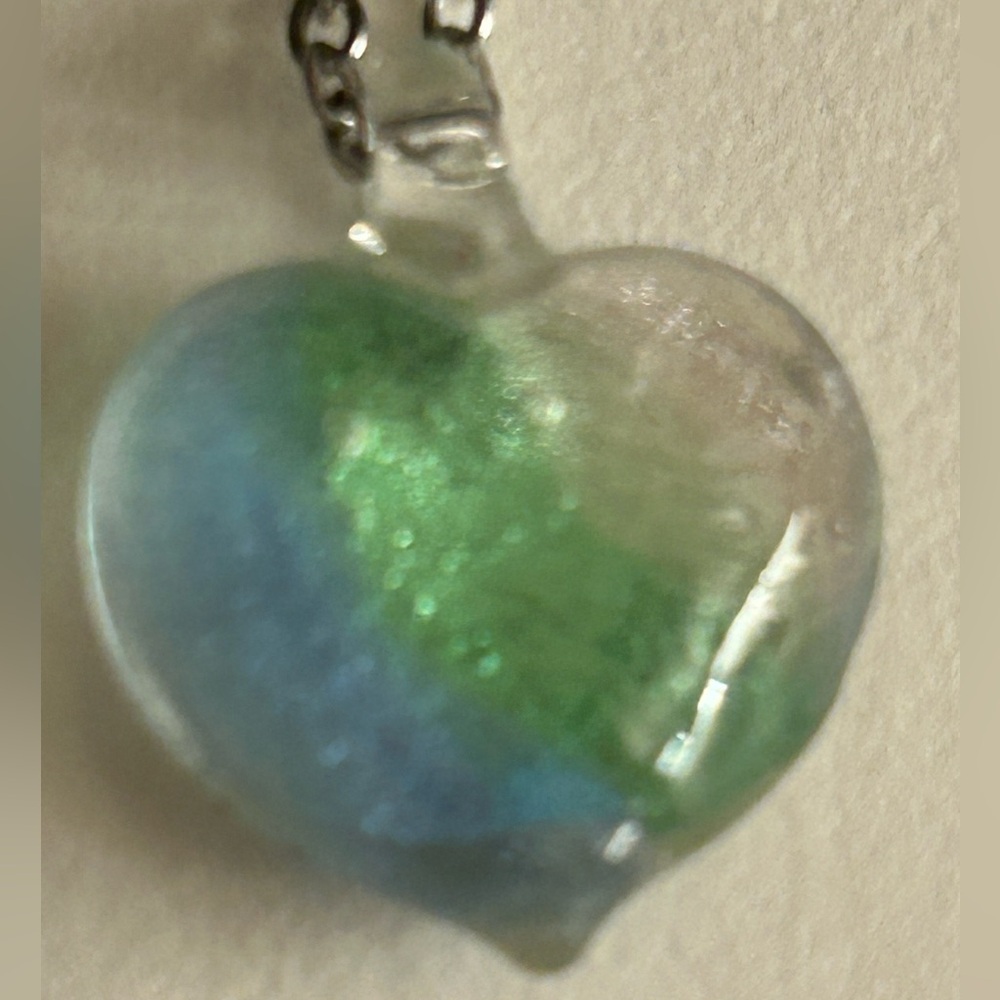 NWOT necklace Foiled Art Glass Heart-shaped green pendant 20” Silvertone chain